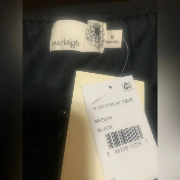 ‎NWT- Everleigh Off-the-Shoulder Black Blouse. Size M. - Picture 5 of 11